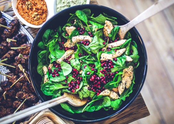 Spinach, chicken & pomegranate salad